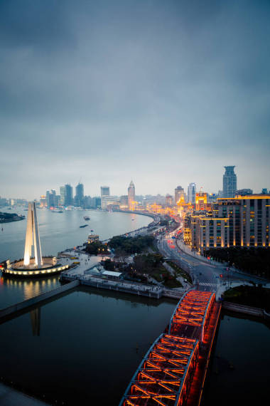 在夜景上海中國、 黃浦江、 外灘