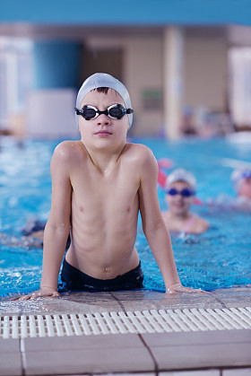 在游泳池的快乐儿童组