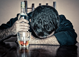 醉酒的男子和他的头在一个表上睡觉