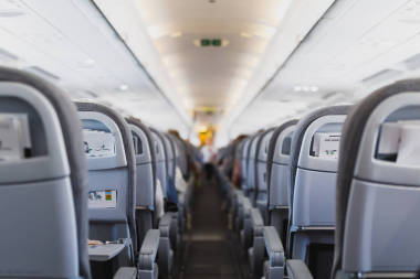 飛機機艙內(nèi)的航空公司乘客座位和過道