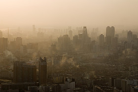 早晨有雾城图片