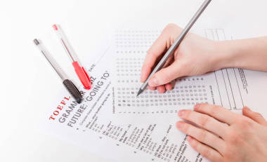 在桌子上進(jìn)行英語(yǔ)多項(xiàng)選擇的測(cè)試。婦女參加入學(xué)考試