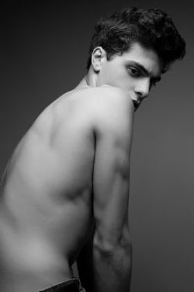 美的牛仔裤在 gr 构成 (英俊) 肌肉男模特