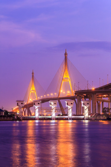 普密蓬龐大工業(yè)橋沙沒(méi)巴干曼谷的黃昏