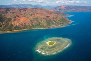 法國(guó)海外集體大德特雷島東海岸外的一個(gè)小環(huán)礁島, 有心形珊瑚礁。紅色綠色的山山充滿了鎳礦石在 nakety 附近
