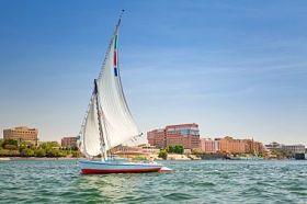 在卢克索尼罗河河上桅图片