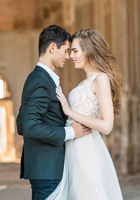 新娘和新郎在婚礼仪式在室内图片