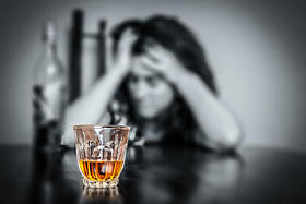 孤独和绝望的醉酒西班牙裔女子肖像