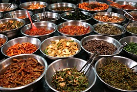 泡菜在韩国传统食品市场的碗