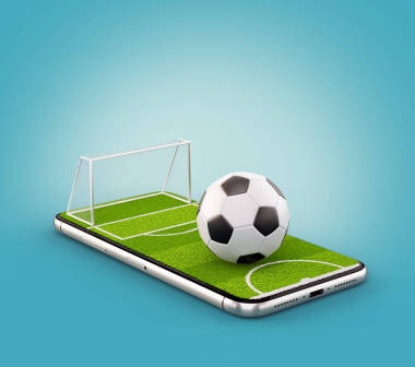 在智能手機(jī)屏幕上, 足球場和足球的不尋常的3d 例證。觀看足球和博彩在線概念