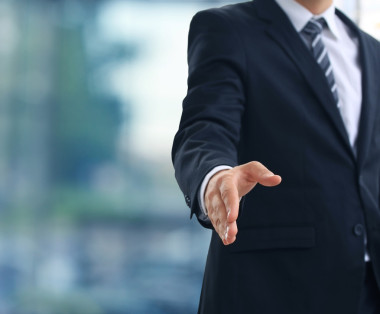 一個商人張開手準(zhǔn)備達(dá)成協(xié)議