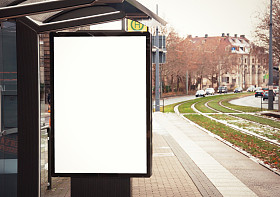 广告牌，在巴士站的旗帜，空、 白