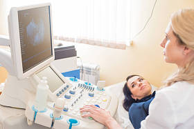 超声波检查妊娠。妇科医生用扫描仪检查胎儿的生命。考试