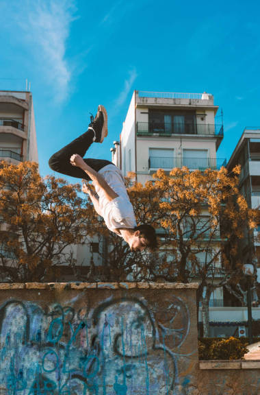 练习公园的年轻运动员