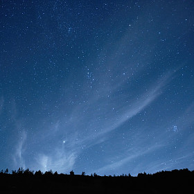 漆黑的夜晚星星的蓝天