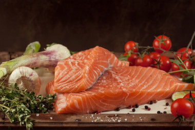 與蔬菜和香料的三文魚