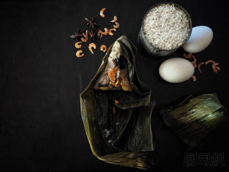 黑色背景的粽子中餐圖片