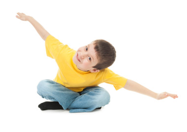 黄色 t 恤的男孩模拟飞行图片