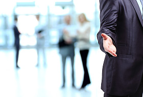 这名商人。手握手。在交易结束