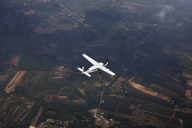 一架飛機飛越框架土地, 觀光