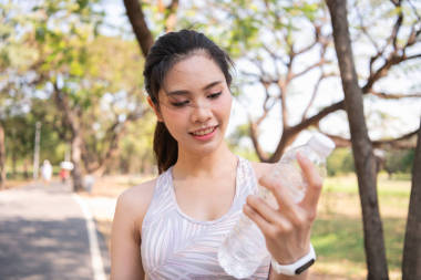 鍛煉的概念。美麗的女孩厭倦了運動。美麗 