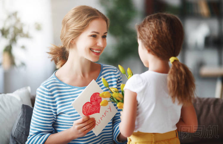 母親節(jié)快樂(lè) ！孩子的女兒祝賀媽媽，并給出了 
