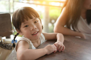 可愛的亞洲女孩坐在咖啡館