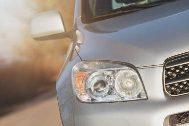 关闭前面的新银 Suv 车。一辆现代汽车的细节。头灯