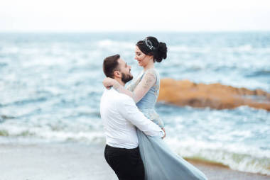 同一對夫婦與新娘在藍(lán)色禮服走