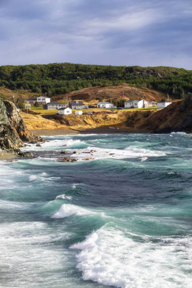 在暴風雨和大風天，大西洋沿岸的洶涌海洋景觀。拍攝于加拿大紐芬蘭省和拉布拉多省北特威林蓋特島的烏鴉頭