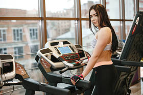 在健身房中的女孩图片