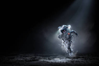 跑得快的太空人。混合媒體