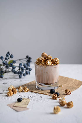 白色桌子上的巧克力爆米花可可