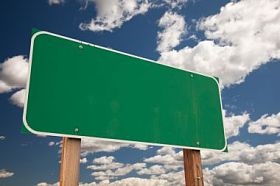 云与天空的空白绿色道路标志图片