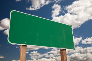 云與天空的空白綠色道路標志圖片