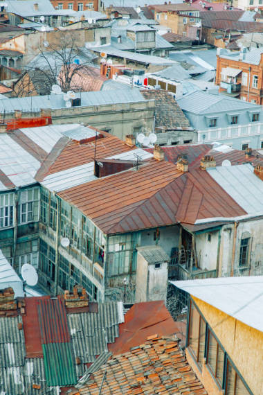 日落和晚城第比利斯, 格鲁吉亚。历史街区的全景和灯光