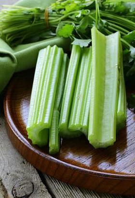 上一张桌子，乡村风格新鲜芹菜