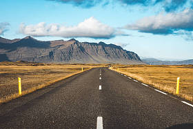 穿越冰岛的道路图片