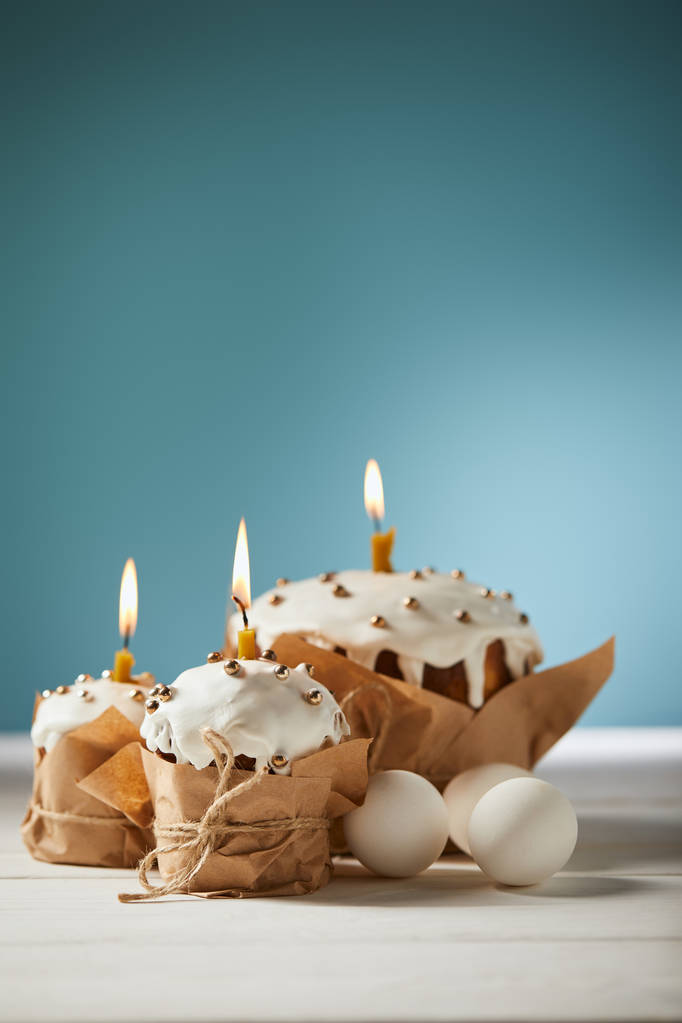 美味的复活节蛋糕与蜡烛和鸡蛋绿松石与复制空间 美味的复活节蛋糕与蜡烛和鸡蛋绿松石与复制空间