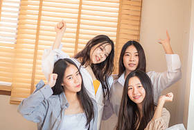 会议组亚洲年轻亚洲妇女说话和笑