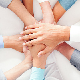 在一起的手图片