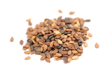 孤立在白色背景上的褐色芝麻種子宏