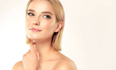 美麗的年輕女子與清潔新鮮的皮膚。面部護理。美容、美容和水療。金發(fā)碧眼的女孩, 短發(fā)和干凈的臉