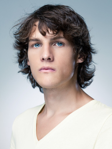 严重的年轻人图片