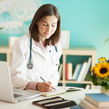 微笑著的女醫(yī)生照片