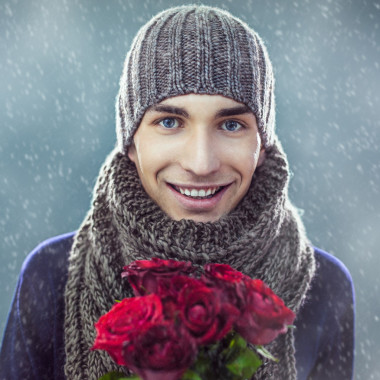 男人拿著花照片