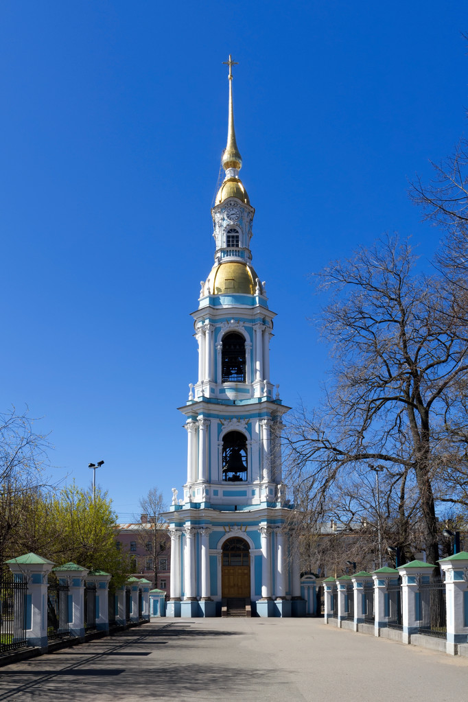 在圣尼古拉斯海军 cathedrall、 圣彼得堡、 russ 的钟塔 在圣尼古拉斯海军 cathedrall、 圣彼得堡、 russ 的钟塔