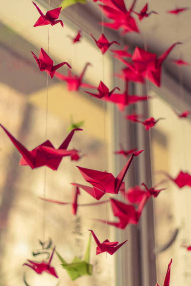 折紙掛在象形文字的背景上