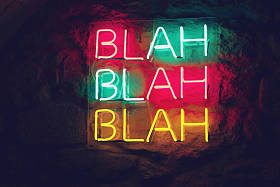 黑暗中石墙上的霓虹灯图片