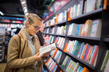 漂亮, 年輕的女性選擇一本好書在書店買